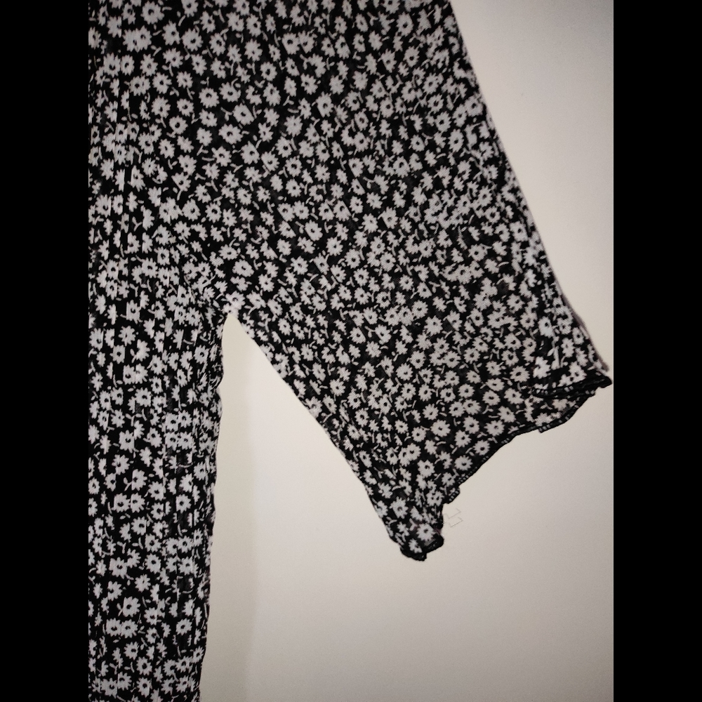 Black Floral Frilled Shirt (INTERNATIONAL)🤍🖤 - Picture 9 of 10